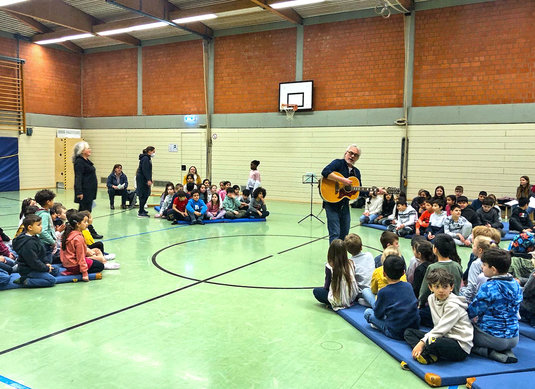Schulchorauführung an der Fahrendeller Str.