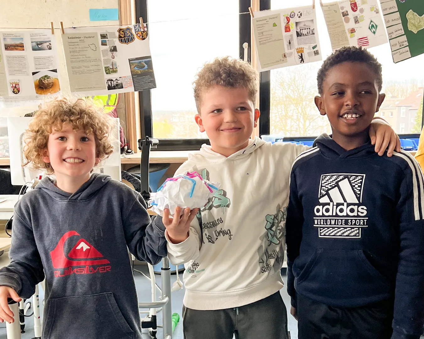 Kinder der 3. Klasse stellen sich der Egg-Challenge