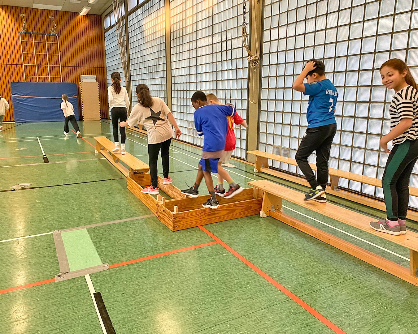 Parcourlaufen im Sportunterricht der Feldsieper Grundschule Bochum