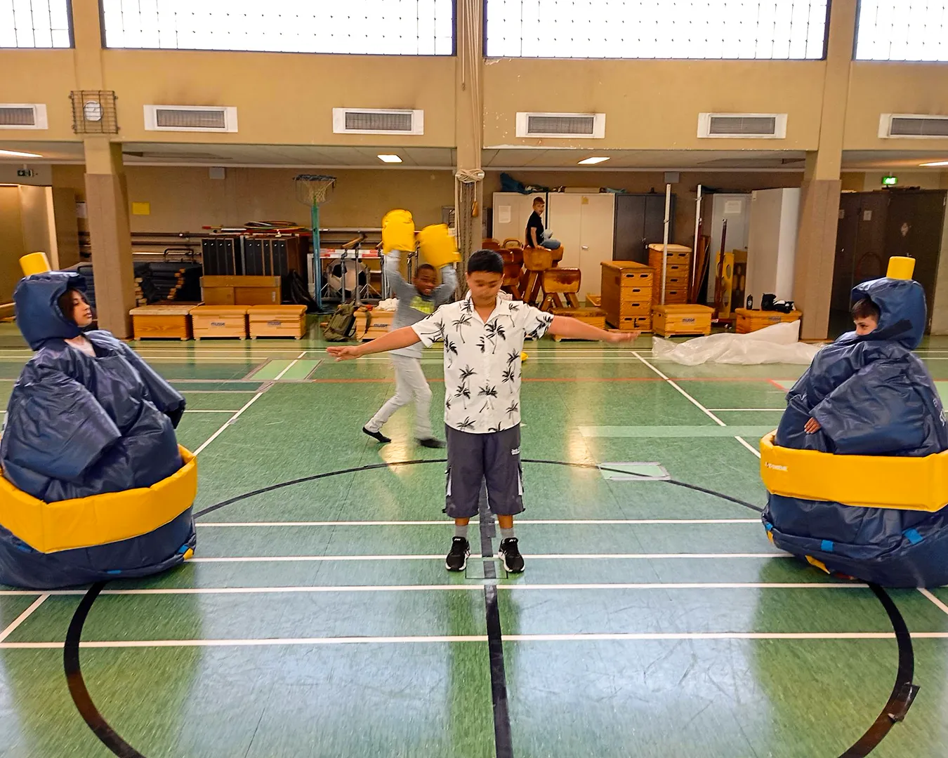 Kinder der 4. Klasse beim Ringkampf