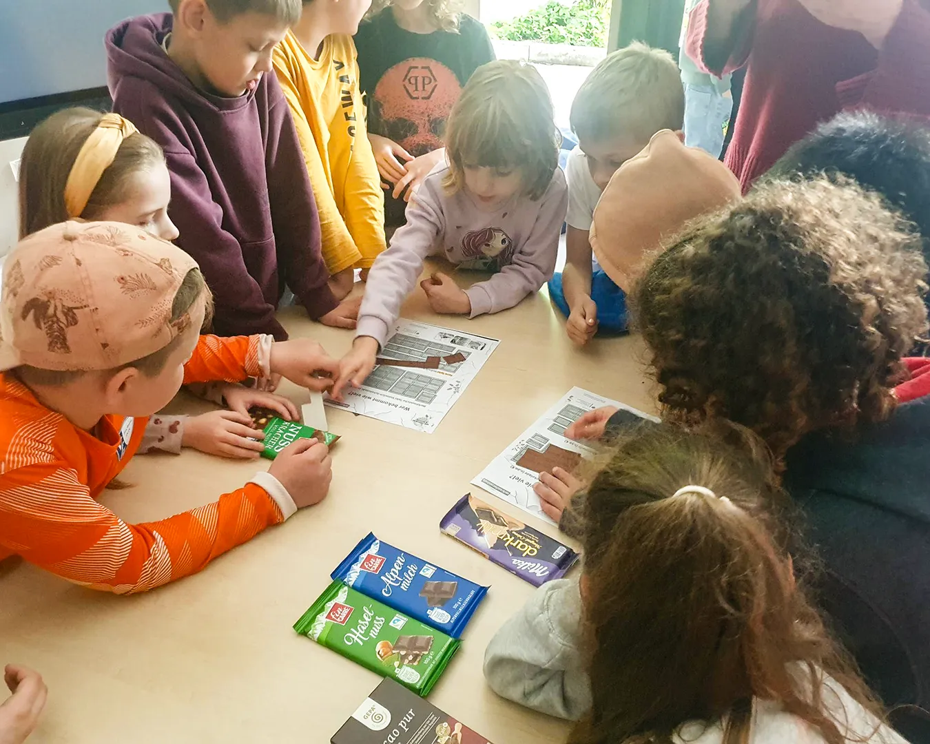 Kinder im Deutschunterricht der 2. Klasse