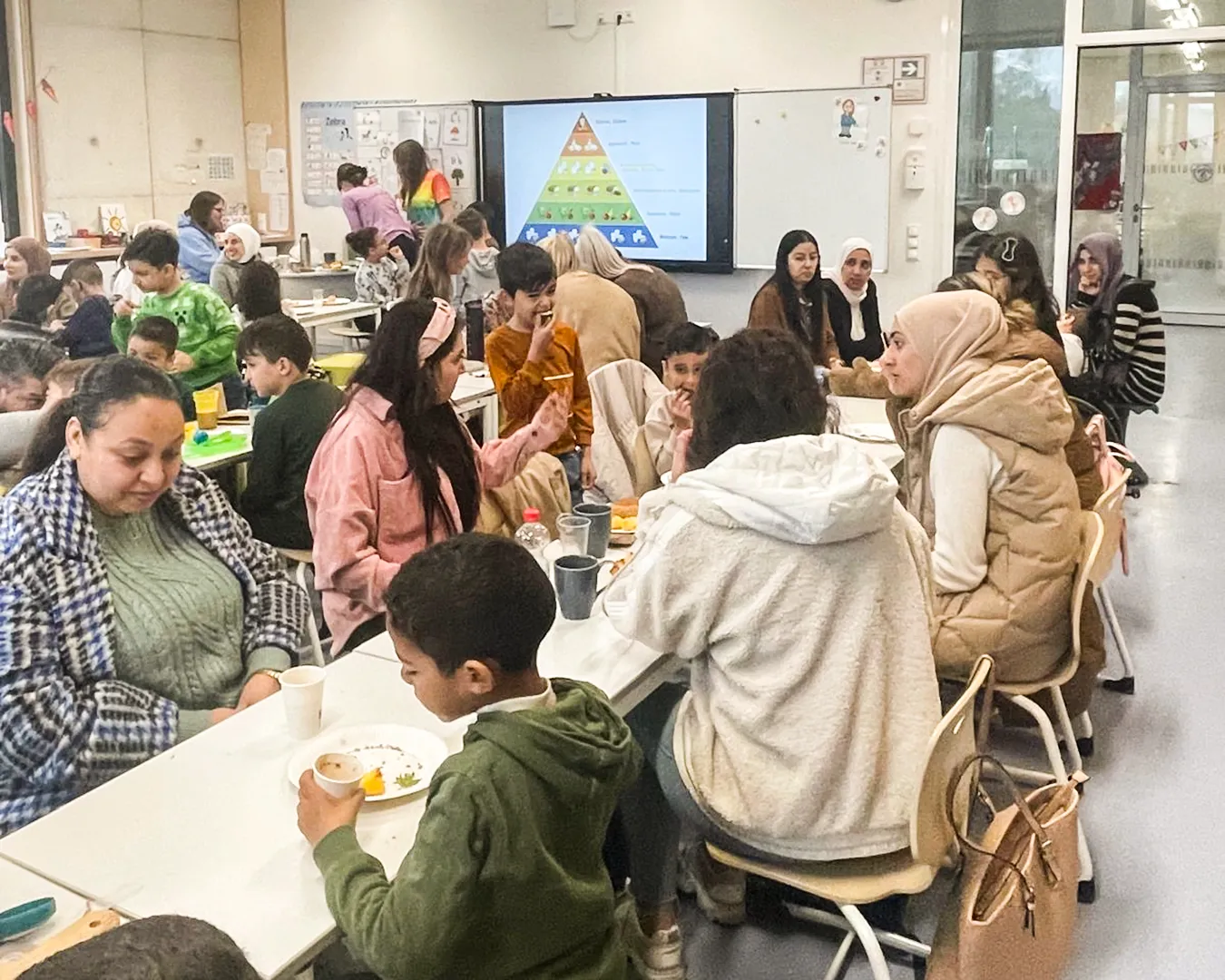 Gesundes Fruehstueck in der ersten Klasse der Feldsieper Schule Bochum
