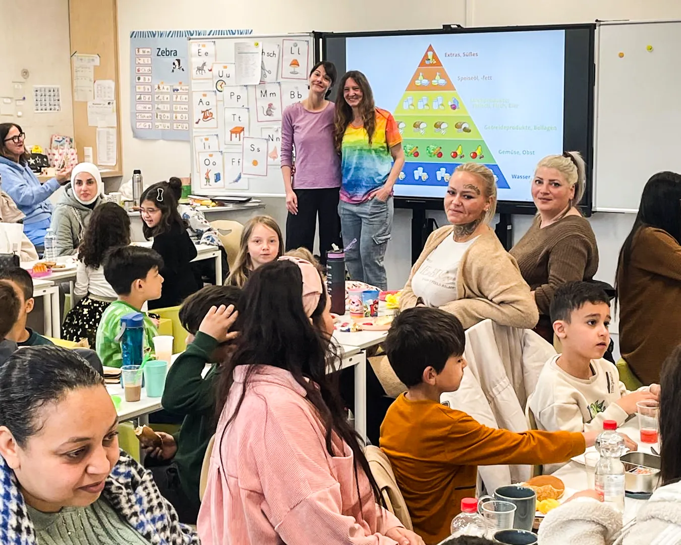 Gesundes Fruehstueck in der ersten Klasse der Feldsieper Schule Bochum