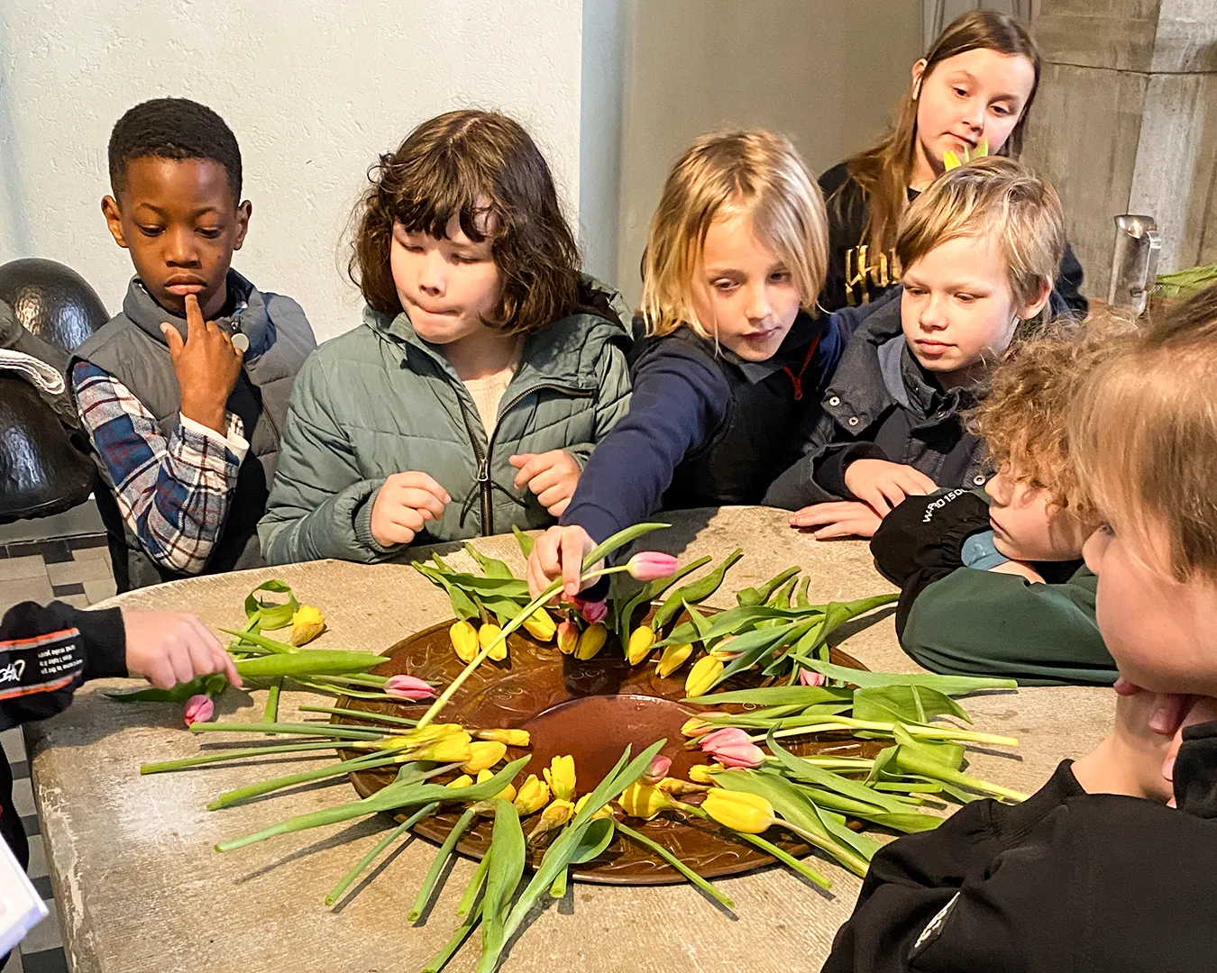 Kinder des Religionsunterrichts besuchen eine Kirche