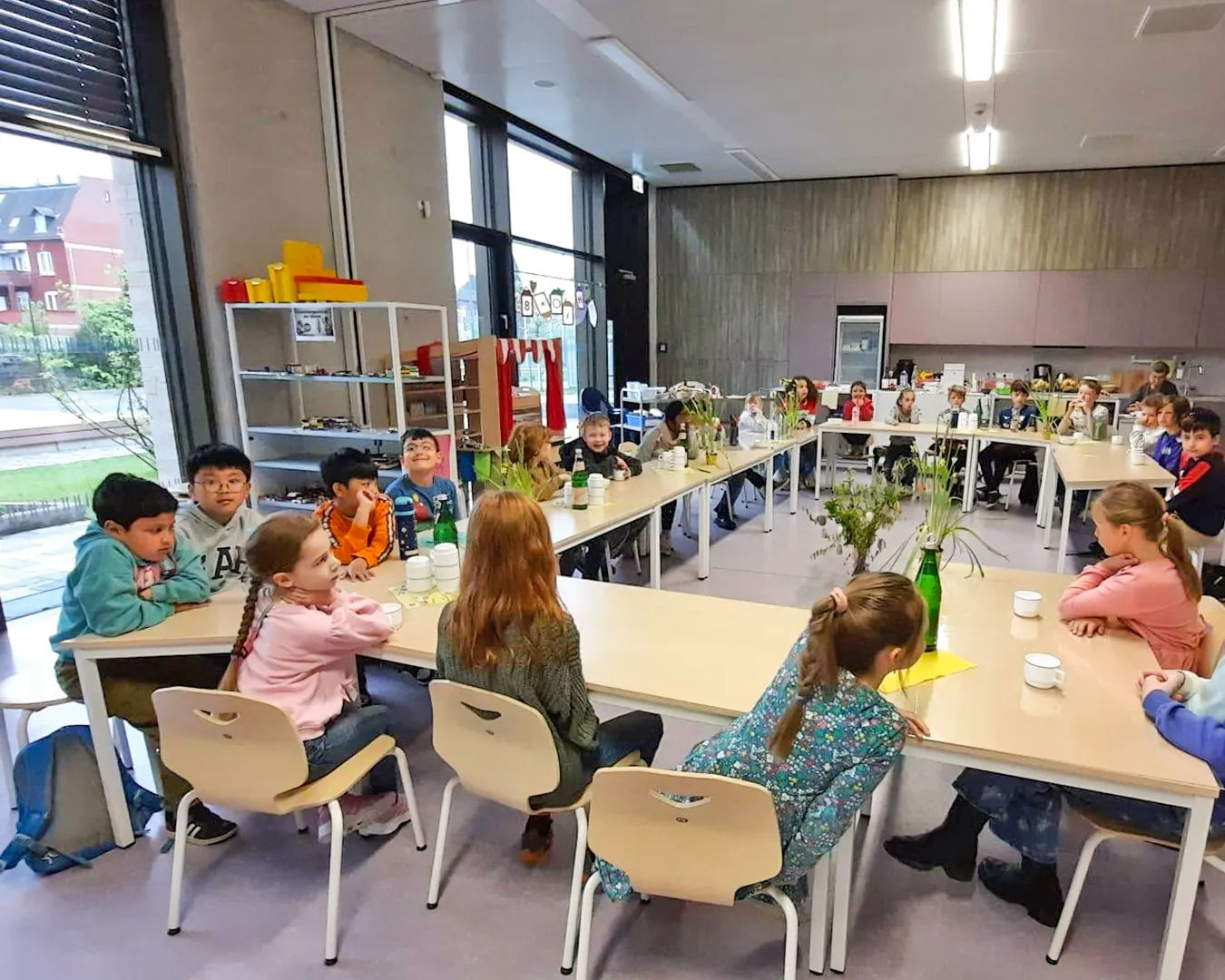 Kinder im Deutschunterricht der 2. Klasse