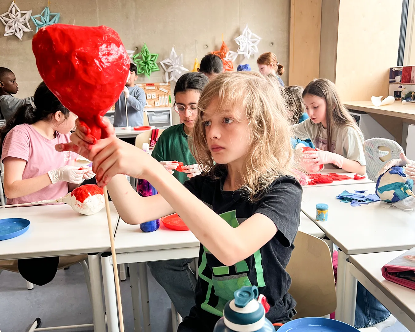 Kinder im Deutschunterricht der 2. Klasse