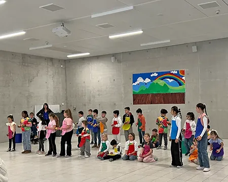 Schueler und Schuelerinnen aller Jahrgänge am Hauptstandort waehrend der Projektwoche im DaZ-Kurs