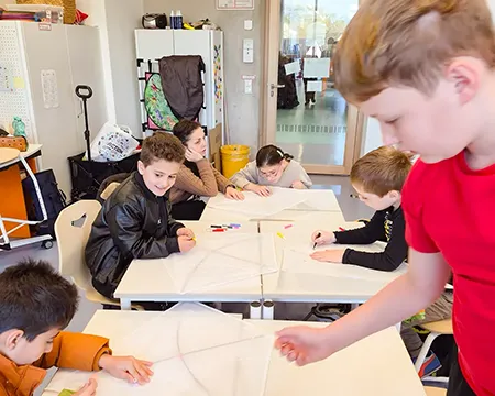 Schueler und Schuelerinnen des 3. Jahrgangs am Hauptstandort waehrend der Projektwoche